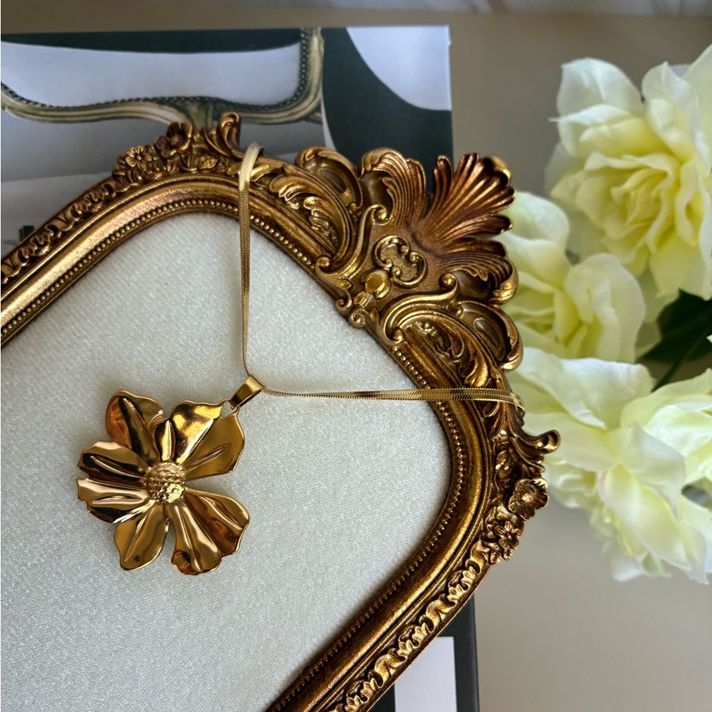 Gold Floral Pendant Necklace